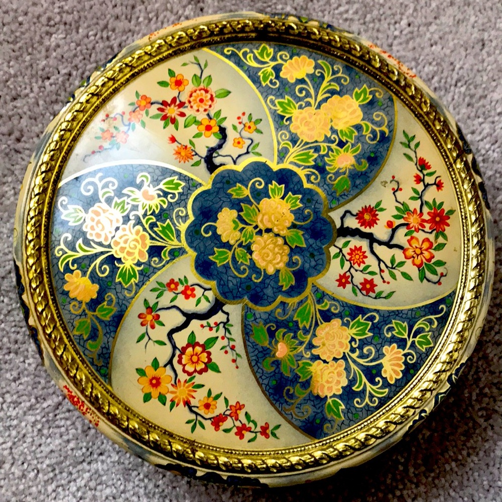 Vintage Tin. Beautiful! Made in Holland